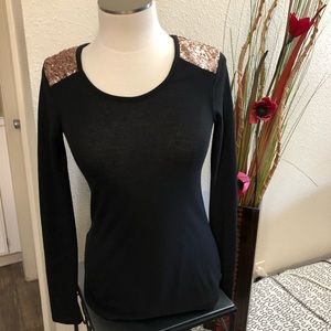 Long sleeve blouse with sequins design on shoulder